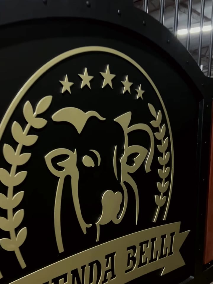 Brasão personalizado do Portão Campeiro, em primeiro plano.